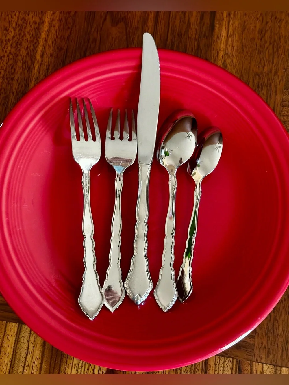 Oneida Satinique Stainless 5-Piece Place Setting. Satin frosted finish Pre-owned